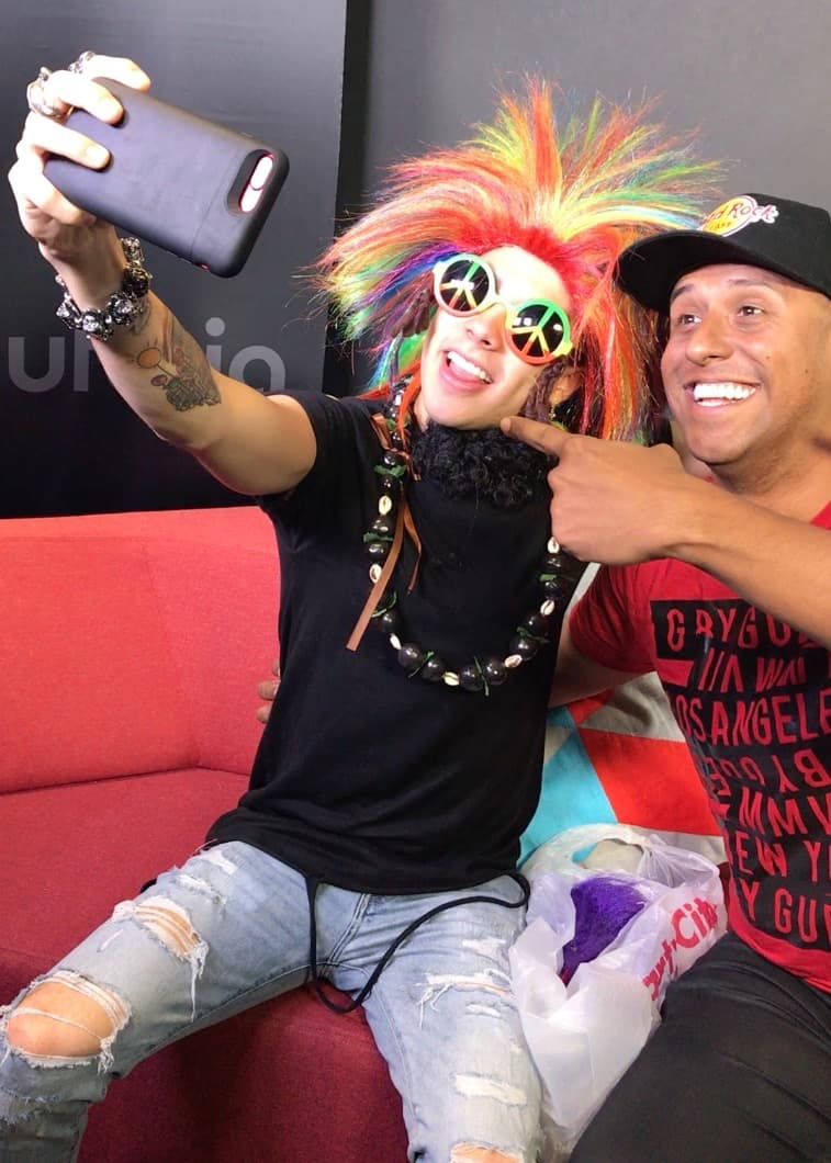 Así se divierte Mario Bautista durante sus entrevistas.