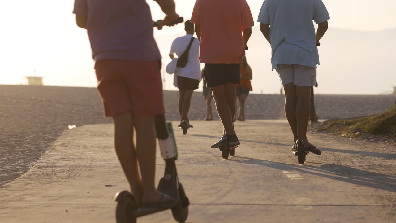 Recibió un DUI por conducir ebrio y golpear a un peatón, pero no iba en auto sino en patineta