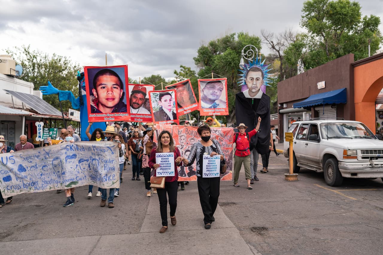 Araceli Rodríguez y Taide Elena, madre y abuela de José Antonio Elena Rodríguez, lideran una marcha por José Antonio Elena Rodríguez y otras víctimas de los tiroteos de la Patrulla Fronteriza, en Nogales, Sonora. Elena Rodríguez recibió 16 disparos a traves el muro fronterizo por el agente de la Patrulla Fronteriza Lonnie Swartz en octubre de 2012. Esta marcha fue parte de un fin de semana de eventos llamado En Línea: Convención Fronteriza 2022.