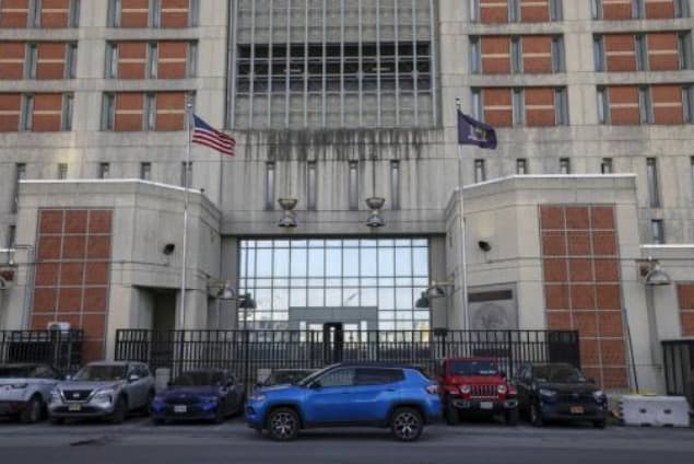 Una noche antes, decenas de personas apartan lugar para entrar a la audiencia de Nicolás Maduro en Nueva York