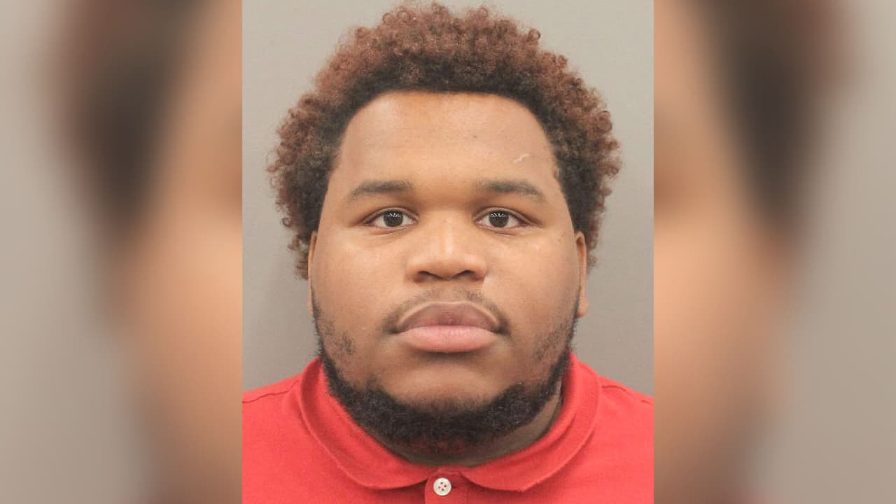 Acusan a un padre por abandonar a su bebé de 4 meses con un extraño en un bar de Houston