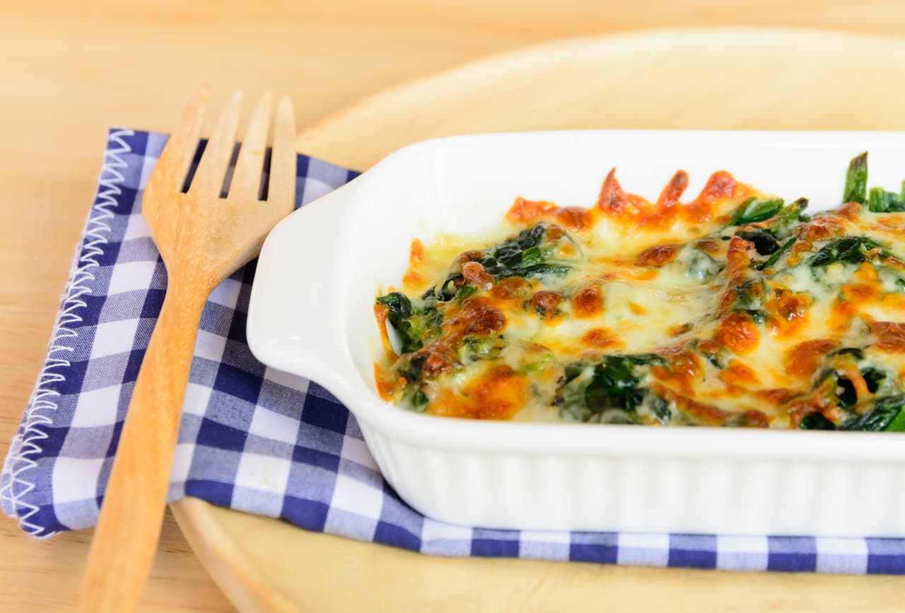 Espinacas con queso. La espinaca es toda una bomba de nutrientes, aprovéchalos en una guarnición de ellas acompañadas de queso. Después de cocerlas agrega la mezcla resultante de queso con leche sazonada con sal y pimienta. Seguro repetirás esta guarnición en tu velada.