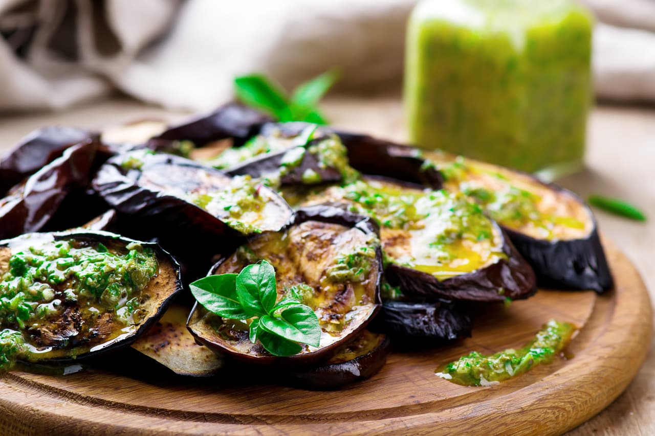 Berenjenas. Esta hortaliza bastante saludable la puedes hornear por algunos minutos empanizada con pan molido y queso rallado ya que las cortaste en rodajas no muy gruesas.