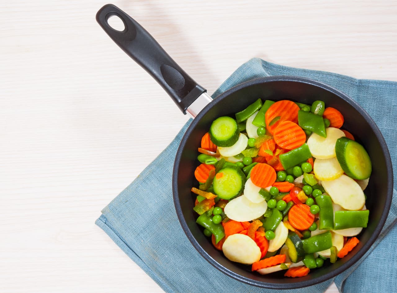 Solo cocina tres minutos y después agrega las especias, e incluso un chile de árbol para hacer la preparación con un toque picante.