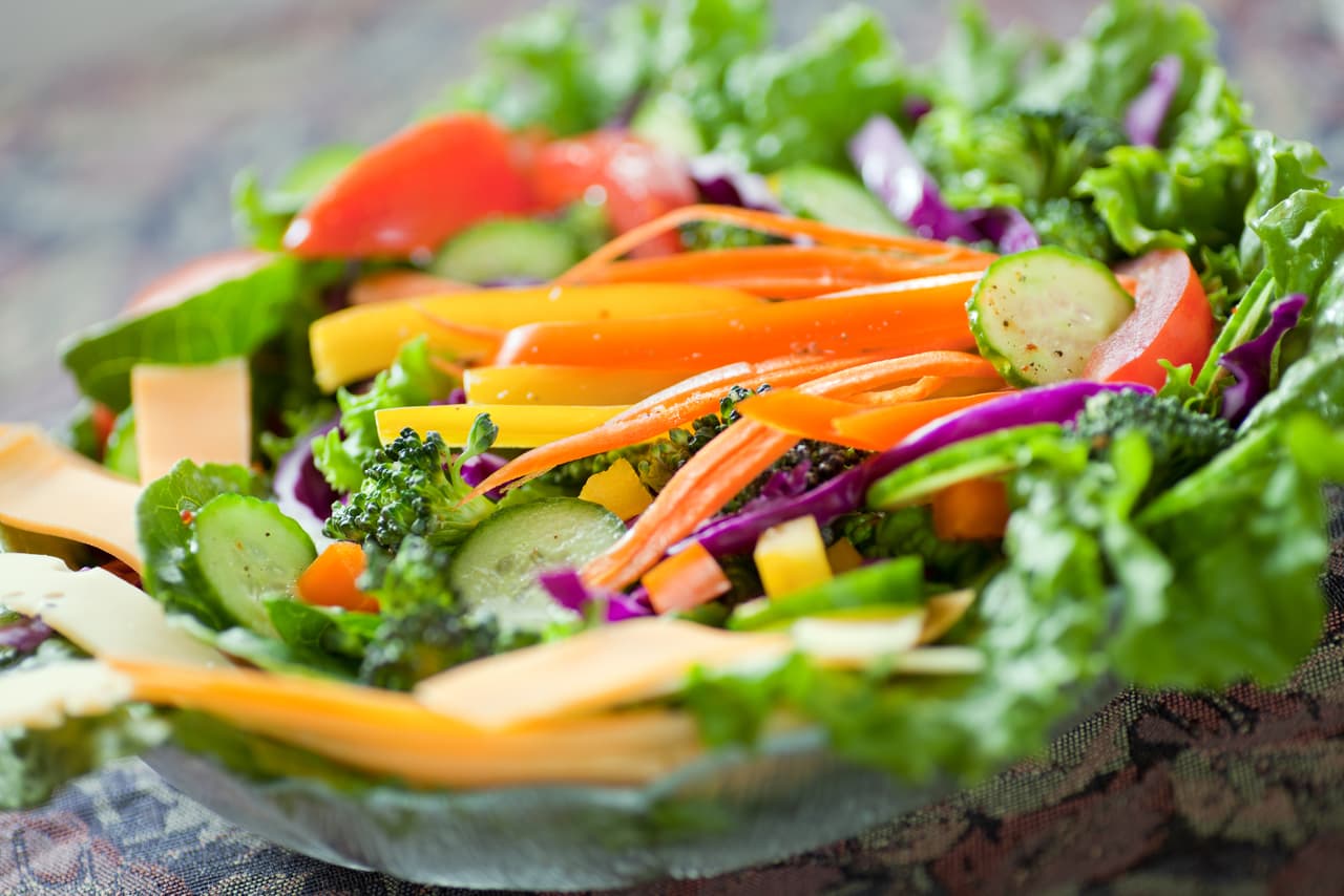 Verduras a la vinagreta. Esta guarnición es ideal para acompañar cortes de carnes rojas. Basta cocer todas las verduras pero no demasiado para después volverlas a llevar a cocción en vinagre.