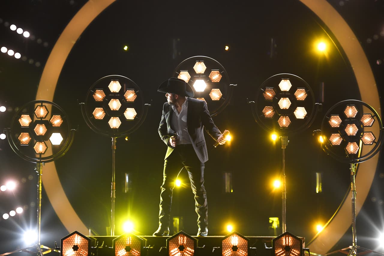 Y en esta ocasión lo hizo para interpretar su más reciente sencillo 'Más caro que ayer'.