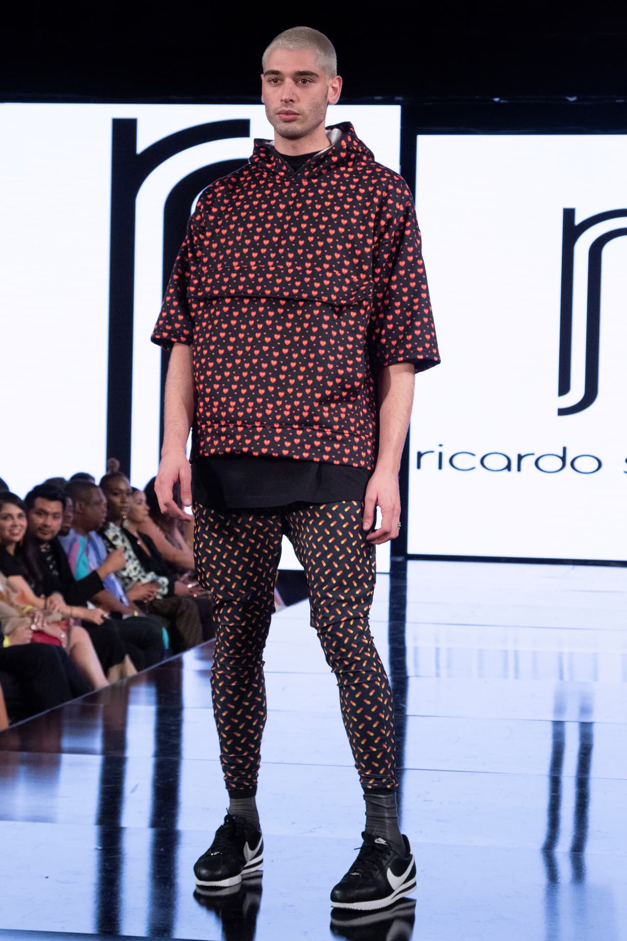 Para los varones más atrevidos, se incluyen estos 'leggins', como los que usaba El Chapulín Colorado.