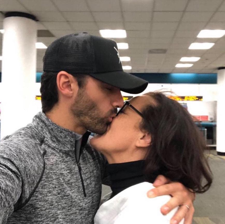 "
<b>Me importa tres pi… que digan y que te juzguen sin saber cómo eres</b>. Yo sé quien y qué corazón tienes. Ojalá hubiera tenido una docena como tú para hacer feliz con tu zumba a más gente con tu cariño y simpatía. 'Olé tú'. Te amo", escribió.
<br>