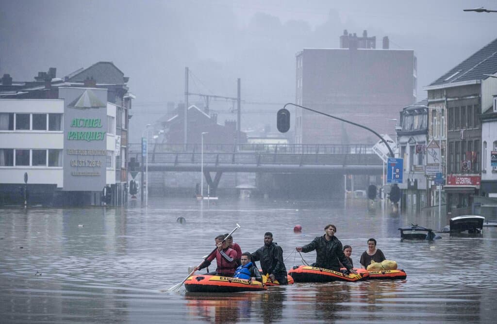 Personas desplazándose en canoas en Liege, Bélgica, por el desbordamiento del río Meuse.