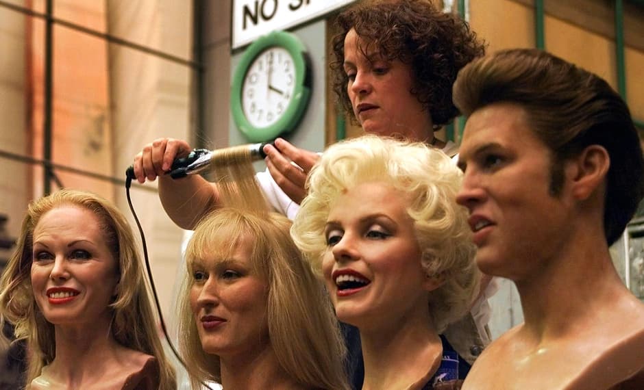 <b>Rizador de pelo </b>
<br>
<b>Ya los súbditos del Imperio Romano solían ondularse y enchinarse el pelo con unas <a href="http://www.refinery29.com/beauty-tools-history#slide-13">tenazas</a> calientes. </b> Las tenacillas inventadas por Marcel Grateau en 1882 lograron 
<a href="http://www.esteticamagazine.es/formacion/item/3362-coiffure-legendaire-la-historia-del-gran-marcel">facilitar</a> la tarea. Y aunque por un buen tiempo se siguieron utilizando, otras novedades las superaron. 
<b>El rizador moderno nació en los 60, gracias a la inventiva de Monsieur Lelièvre, peluquero parisino que hizo con sus manos el primer prototipo del aparato</b>. En sociedad con Monsieur Feldblum lo lanzó al mercado con el nombre de 
<a href="http://www.babylissus.com/">BaBylis</a>. Las versiones actuales de este instrumento dan cuenta de la gran evolución que ha sufrido.
<br>