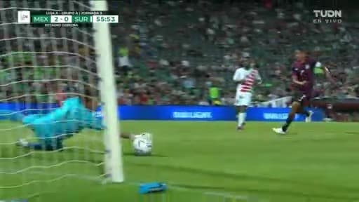 ¡Lo intentó cruzado! Lainez dispara y Hahn le quita la gloria