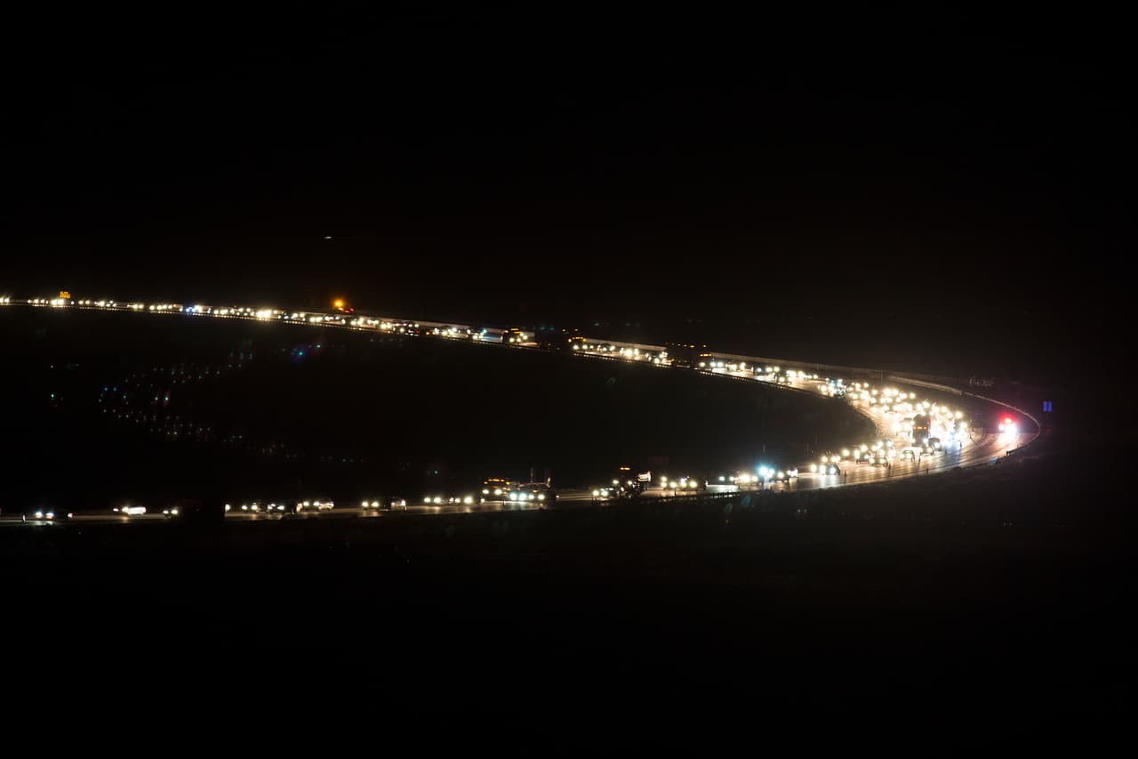 El paso del incendio forestal que azotó este viernes Cajon Pass provocó numerosas evacuaciones luego de que el fuego alcanzara la autopista 15 y dañara poco más de 66 vehículos.