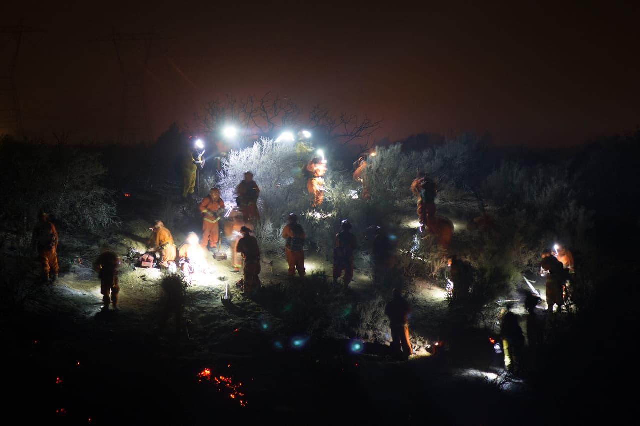 El paso del incendio forestal que azotó este viernes Cajon Pass provocó numerosas evacuaciones luego de que el fuego alcanzara la autopista 15 y dañara poco más de 66 vehículos.