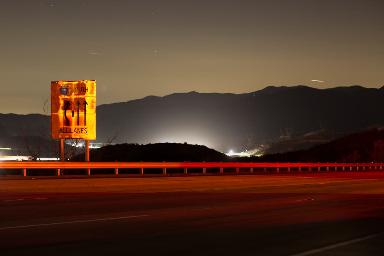 El paso del incendio forestal que azotó este viernes Cajon Pass provocó numerosas evacuaciones luego de que el fuego alcanzara la autopista 15 y dañara poco más de 66 vehículos.