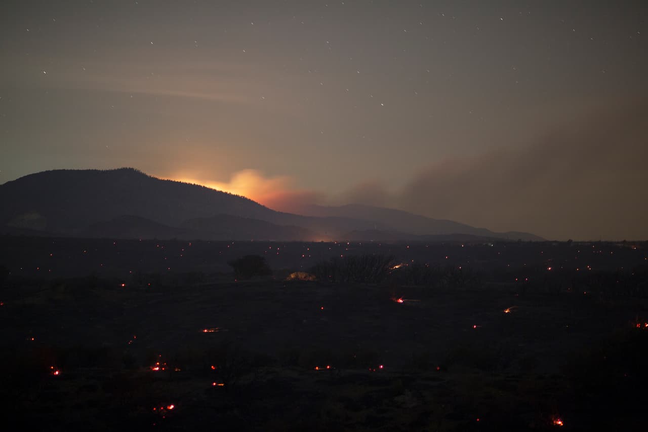 El paso del incendio forestal que azotó este viernes Cajon Pass provocó numerosas evacuaciones luego de que el fuego alcanzara la autopista 15 y dañara poco más de 66 vehículos.
