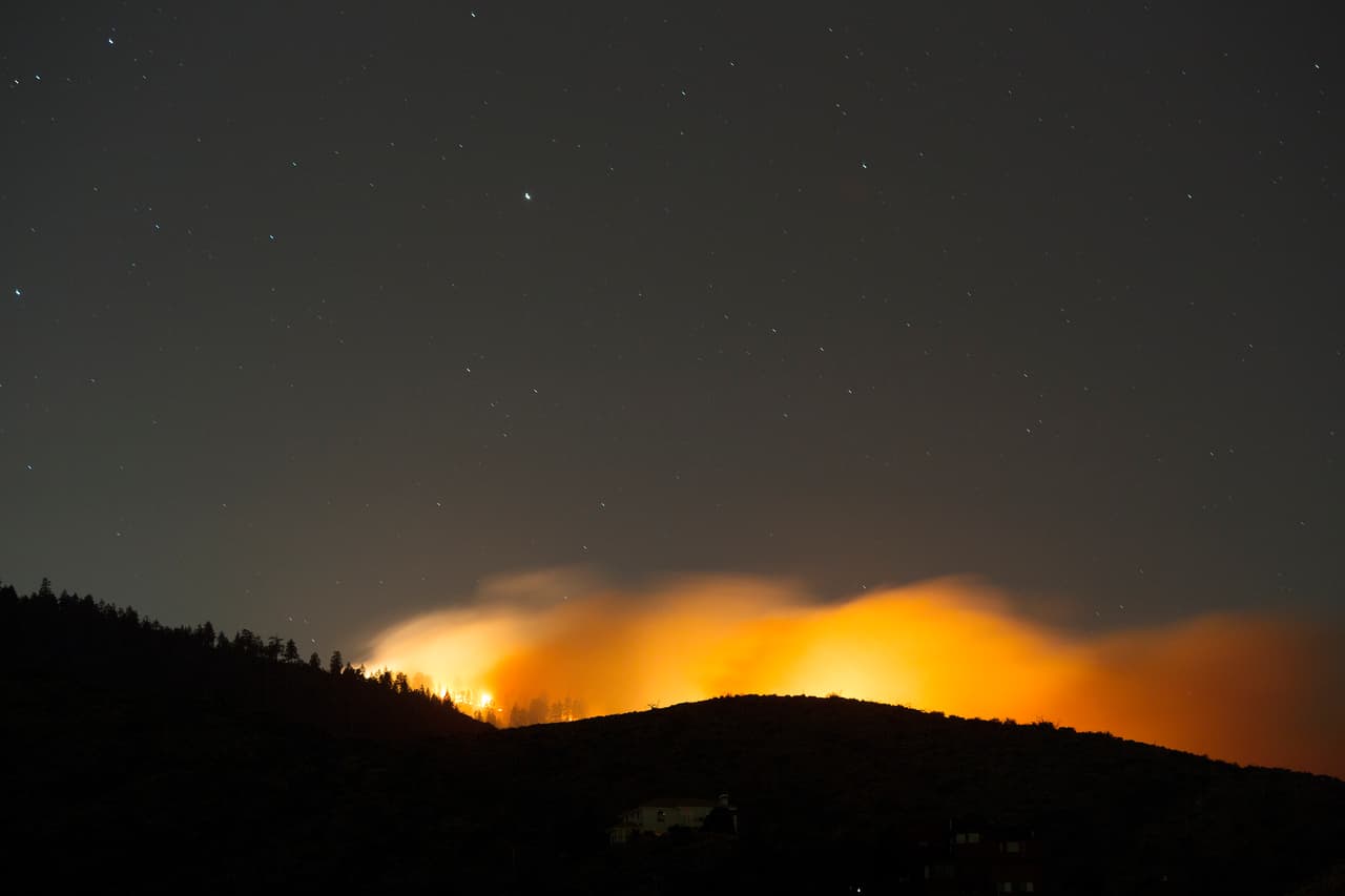 El paso del incendio forestal que azotó este viernes Cajon Pass provocó numerosas evacuaciones luego de que el fuego alcanzara la autopista 15 y dañara poco más de 66 vehículos.