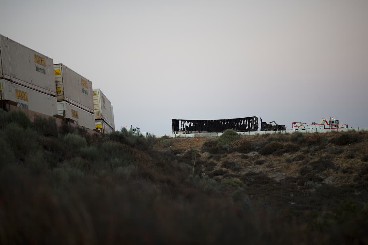 El paso del incendio forestal que azotó este viernes Cajon Pass provocó numerosas evacuaciones luego de que el fuego alcanzara la autopista 15 y dañara poco más de 66 vehículos.