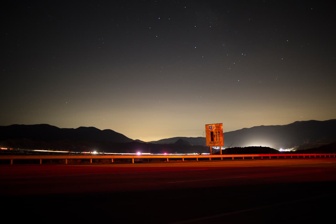 El paso del incendio forestal que azotó este viernes Cajon Pass provocó numerosas evacuaciones luego de que el fuego alcanzara la autopista 15 y dañara poco más de 66 vehículos.