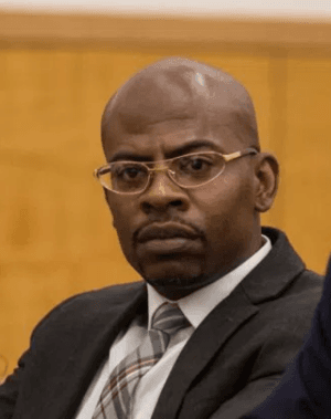 Llora cuando una jueza lo exonera de culpa tras pasar 17 años preso por un asesinato que no cometió