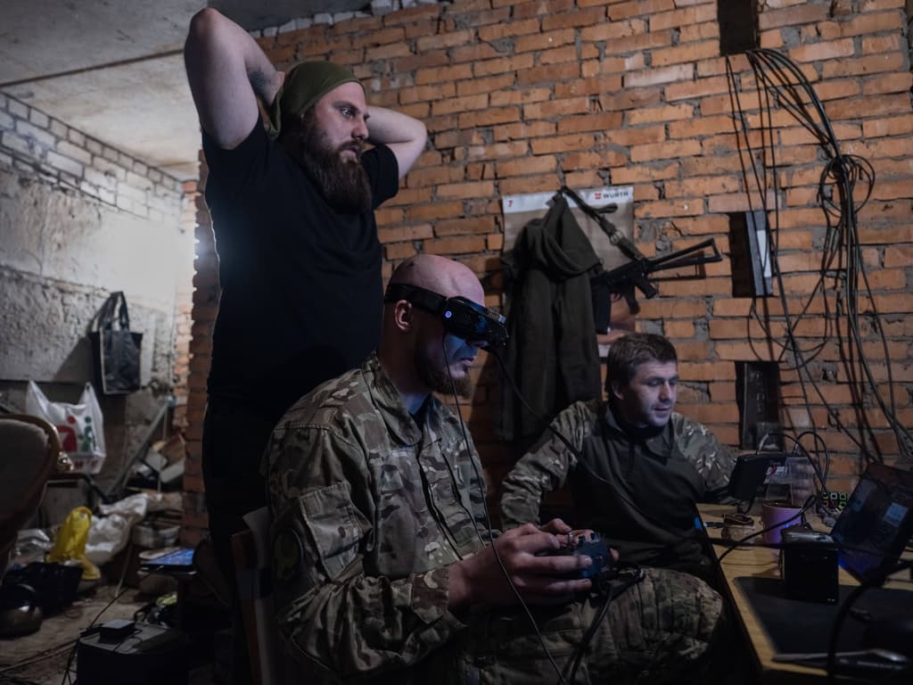 En esta foto facilitada por el servicio de prensa de la 93.ª Brigada Mecanizada Independiente "Kholodnyi Yar" de Ucrania, unos militares controlan drones FPV desde un refugio en Druzhkivka, en la región de Donetsk (Ucrania), el jueves 7 de mayo de 2026.