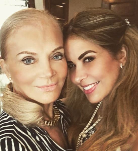 “Ella quería que hiciera lo que ella no pudo ser”, dijo en una entrevista publicada por el programa Primer Impacto, en 1993. “Péinate así, ponte esta ropa... mira a este muchacho, te conviene, te conviene. Pero era lo que ella quería, no lo que yo (quería)”, agergó.