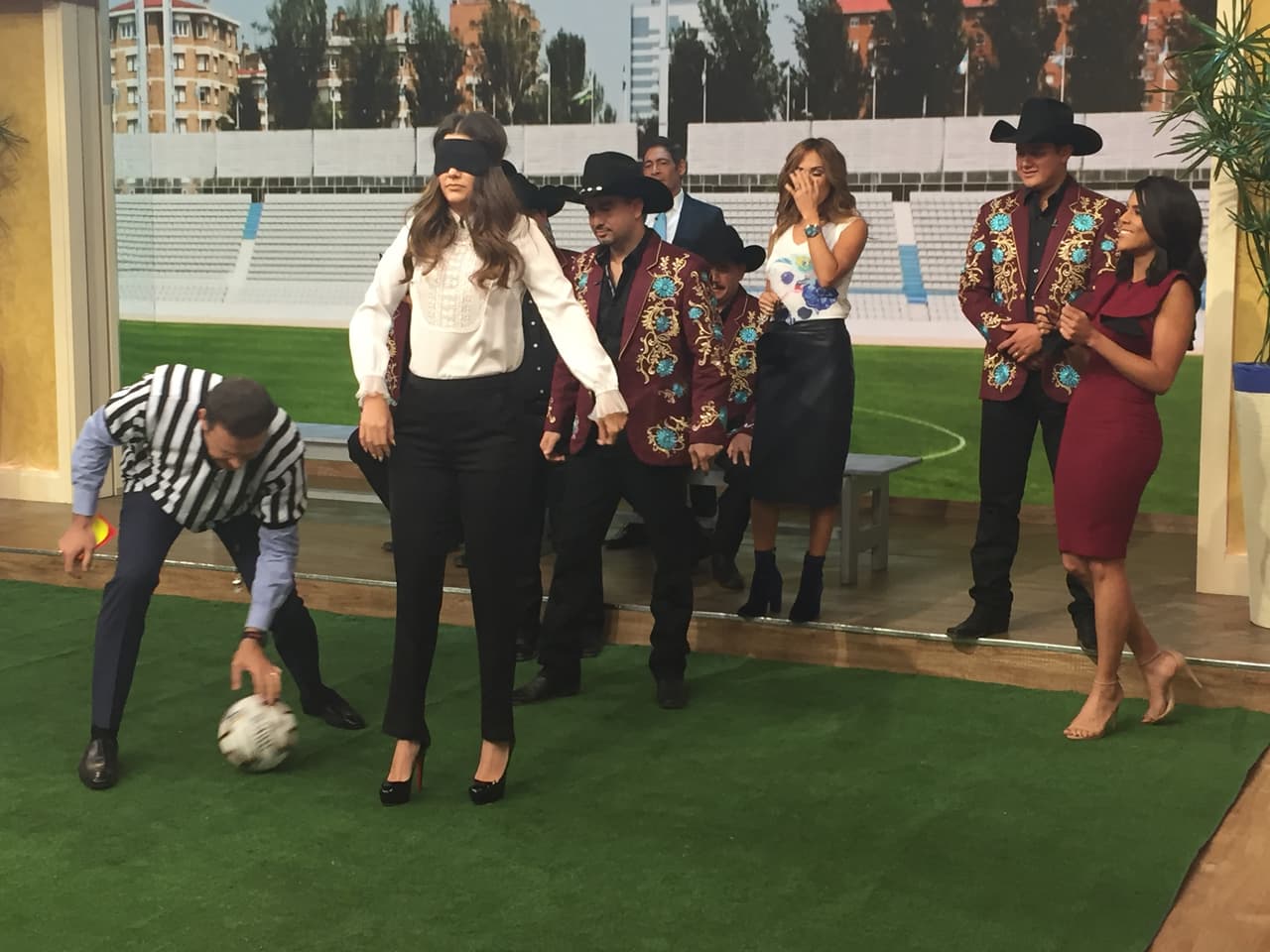 El árbitro cuidando que ni Ana ni nadie cometa falta en su cancha.