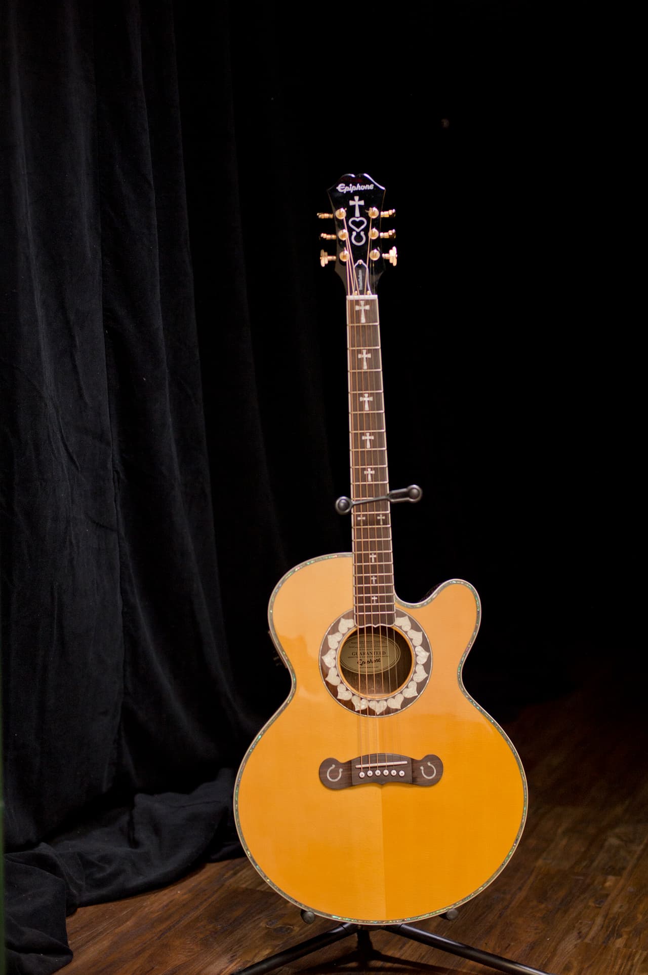 La esencia de Joan Sebastian también se hizo presente y estuvo en los ensayo gracias a una de las guitarras con las que enamoró a muchos con sus canciones.