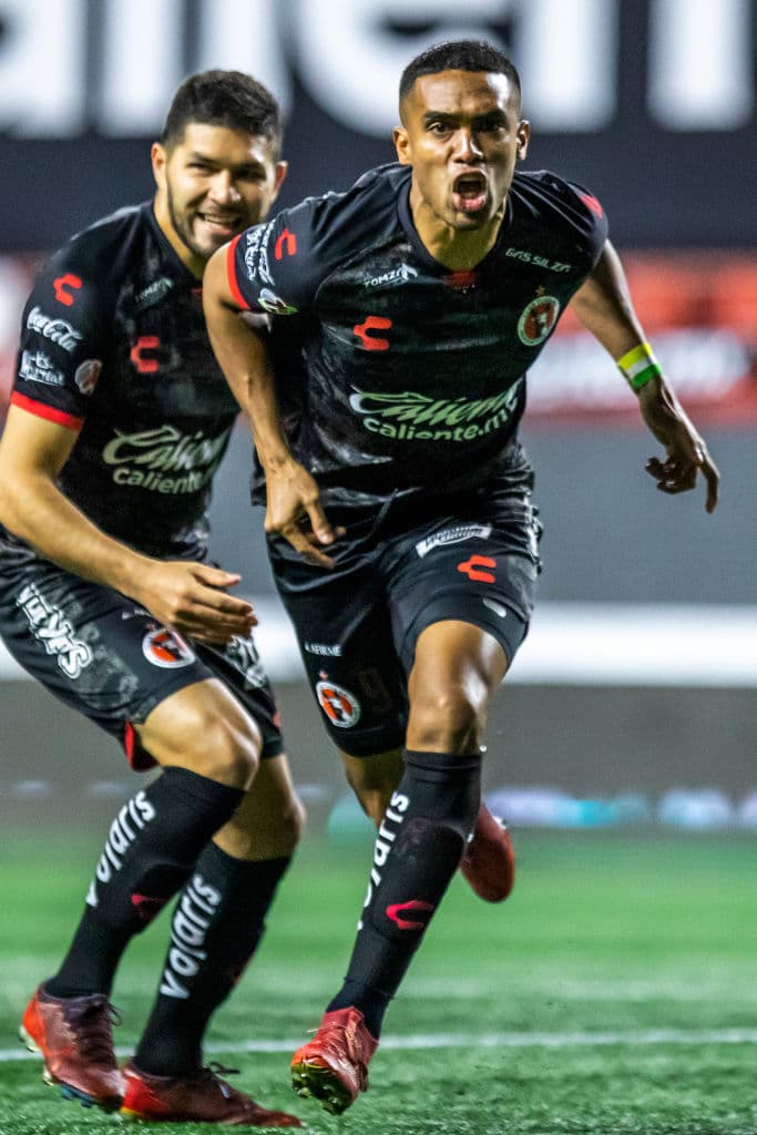 Manotas (6’) adelantó muy temprano a los locales y Castillo (90+5’) selló la victoria. Hacia el final del juego, León estuvo cerca de emparejar los cartones, pero el cancerbero de Xolos tuvo una buena actuación. Tijuana llegó a 12 puntos y ocupa el liderato de forma momentánea; León sólo ha sumado 4 unidades en la presente campaña.