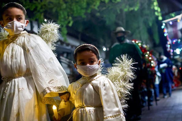 La tendencia de contagios preocupa a solo días de las fiestas de Navidad y Año Nuevo, que pudieran desencadenar en una nueva ola del virus para las primeras semanas de 2022.