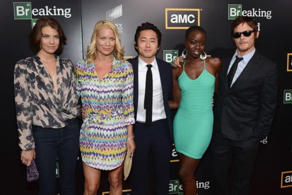 Posando con sus compañeros Laurie Holden (Andrea), Steven Yeun (Glenn), Danai Gurira (Michonne) y Norman Reedus (Daryl). Mira aquí los videos más chismosos.
