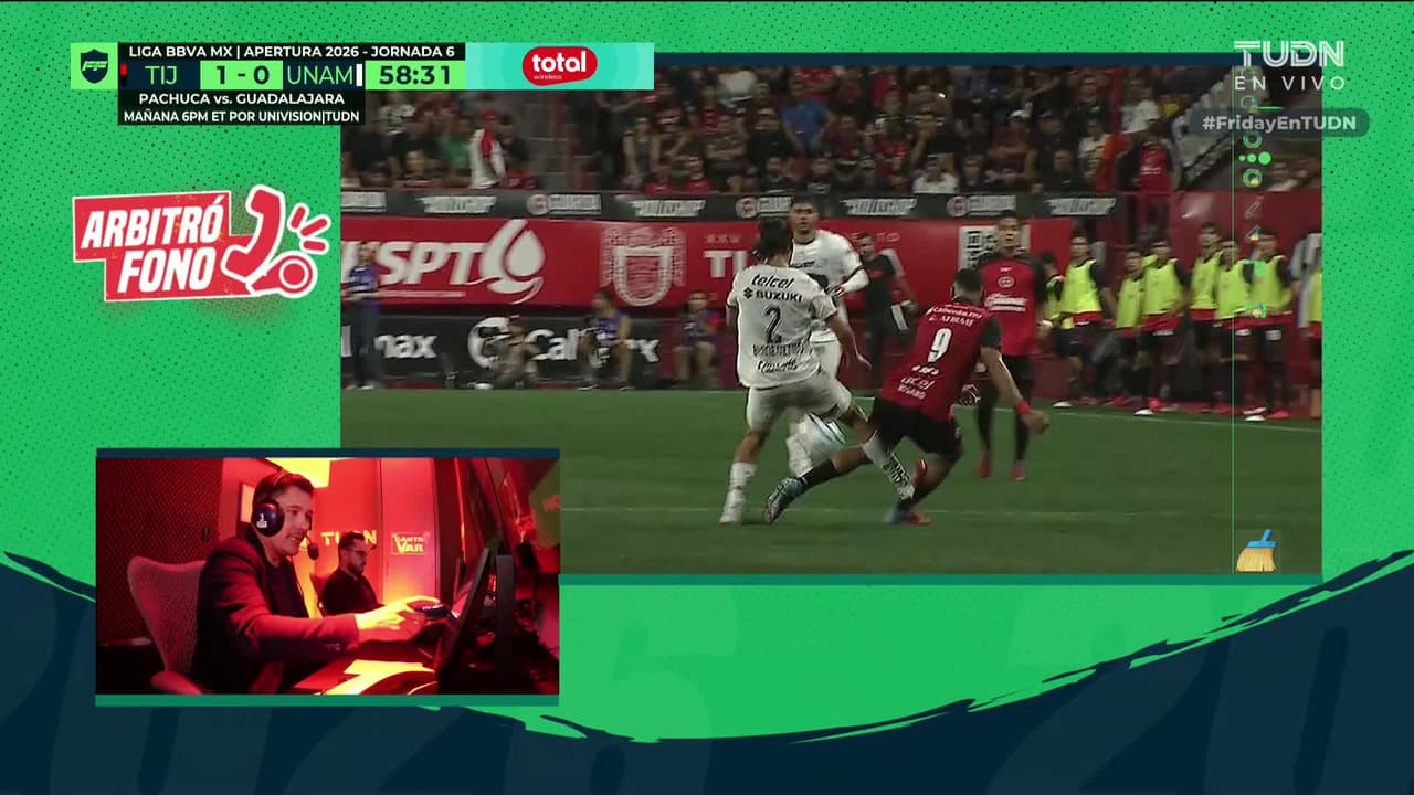 ¡Expulsión! El árbitro saca la roja directa a Pablo Bennevendo.
