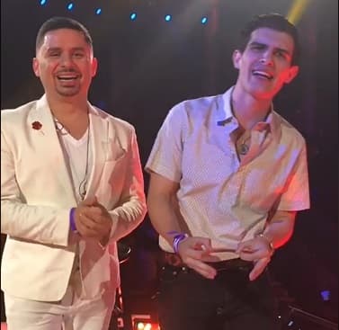 Larry Hernández no pierde la elegancia ni en los ensayos y aquí aparece de blanco al lado de Adriel Favela, mientras grababan unos videos publicitarios.