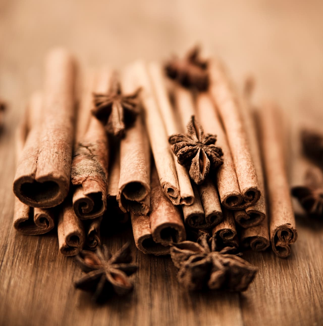 Licúa todos los ingredientes a potencia máxima, por 1 ó 2 minutos (hasta que estén bien integrados). Pon la mezcla en botellas de vidrio, tápalas y refrigéralas. Para servirlo, agita las botellas y luego rellena las copas. Puedes decorarlas con canela en polvo o en rama.