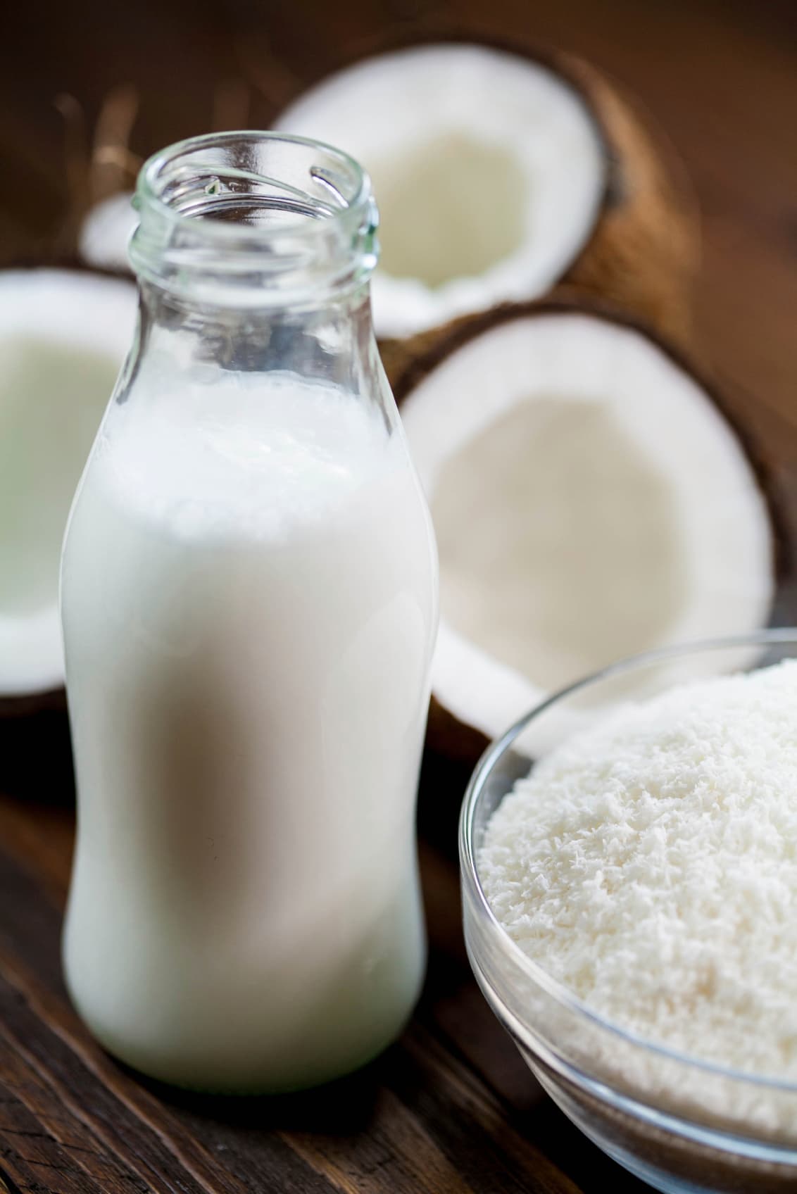 Mezcla 24 oz (709 ml) de leche evaporada, 15 oz (443 ml) de crema de coco, 13.5 oz (400 ml) de leche de coco, ½ taza de leche condensada dulce, ½ taza de ron blanco (opcional), 1 cucharadita de extracto de vainilla y ½ cucharadita de canela en polvo.