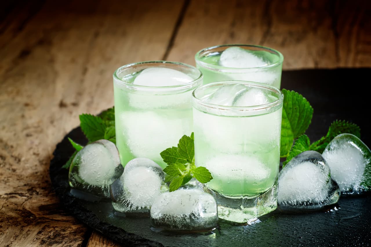 El mojito es la bebida elegida por los cubanos en Navidad. Lleva ron blanco, hierba buena, azúcar y hielo.