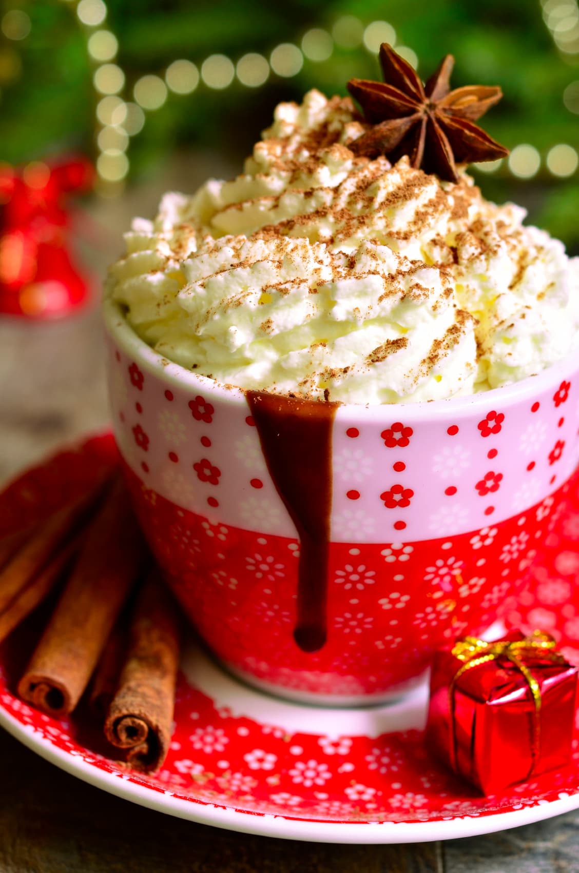 Para darle más sabor, suelen agregarle clavo de olor, anís, cáscaras de naranja o canela.