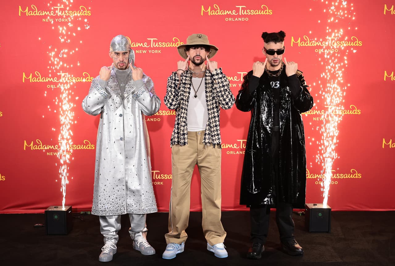 En abril de 2022, Bad Bunny presentó dos figuras de cera para los museos de Madame Tussauds New York y Orlando. ¿En que posición está ubicado el 'Conejo Malo' de carne y hueso?