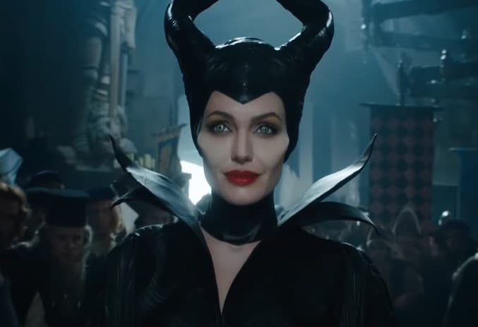 <b>Maléfica</b>
<br>Aunque siempre se contó la versión de que Maléfica no era buena porque había sido excluida de la fiesta de presentación de la Princesa Aurora, en la película de ‘Maléfica’ pudimos ver que fue traicionada por el propio rey, lo cuál la orilló a actuar como una villana.
<br>