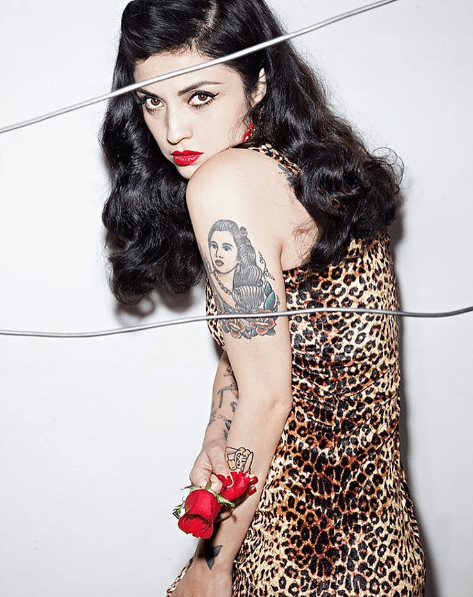 "La mayoría del vestuario sobre el escenario lo hice yo de manera muy hippie, aun cuando no sé coser. Me gusta ponerle brillitos, de muchos colores, mangas grandes, estampados o pintados", dijo.