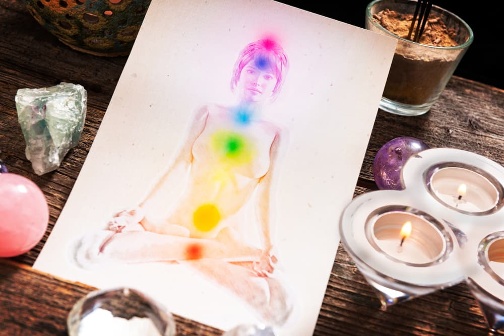 Seguramente has oído hablar de los chakras; de acuerdo al yoga, son 
<b>siete centros de energía</b> situados a lo largo de la columna vertebral y que están asociados con nuestro bienestar físico, emocional y mental.
<br>
