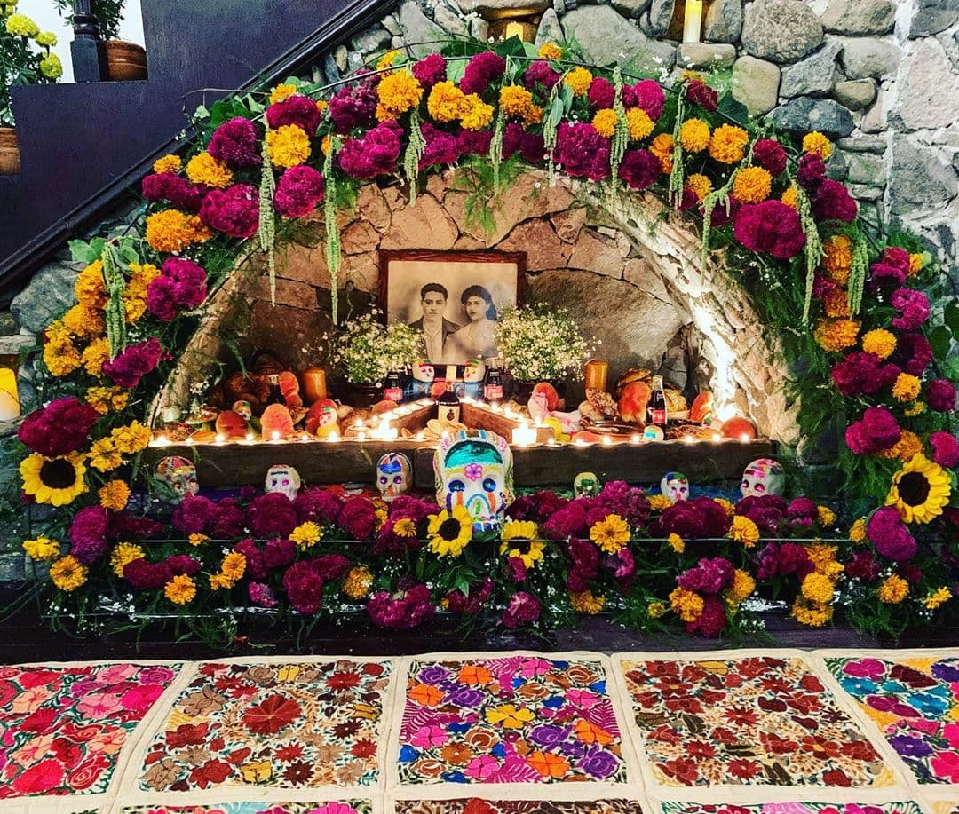 "Como cada año esperamos la visita de nuestros seres amados… Día de Muertos", así subtituló la instantánea que publicó el artista mexicano.