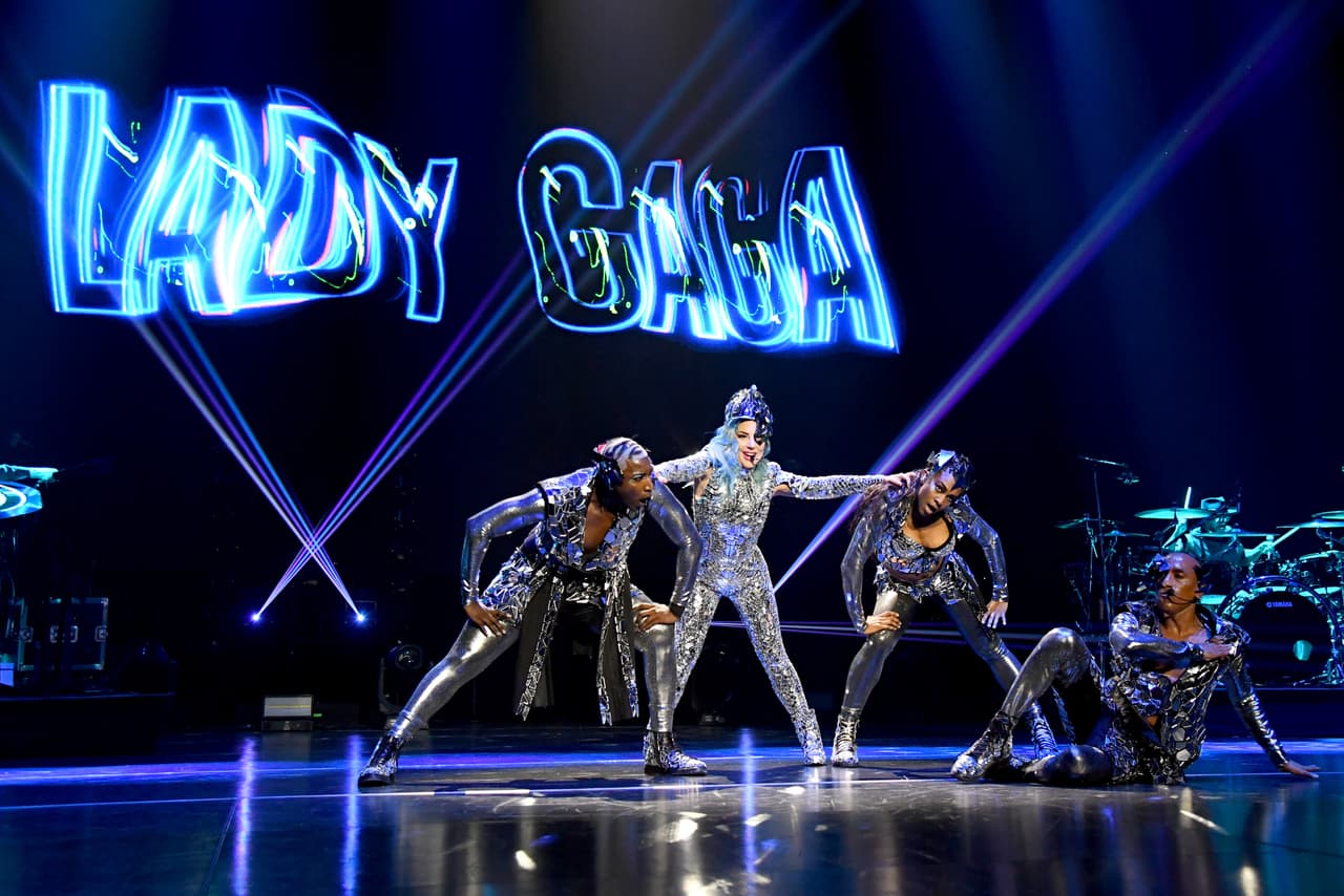 Justin Timberlake, Beyoncé, Maroon 5 y Lady Gaga han visto sus ganancias reflejadas en ceros, tras su participación en el Super Bowl. Después de haber sido parte del Super Bowl de 2017, la intérprete de 'Shalow' escaló hasta el número 2 en las listas de Billboard, subiendo 60 puestos en una semana.