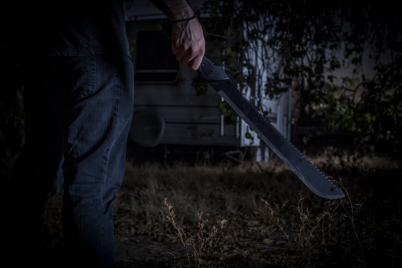 Un joven es arrestado por asesinar a su madrastra a machetazos y cortarle una mano a su papá 
