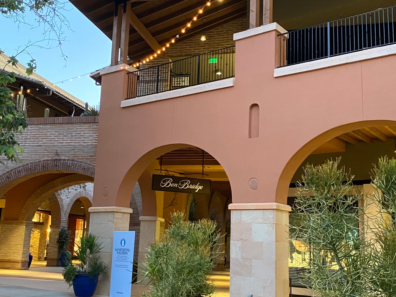 A pesar de que el centro comercial reabrió la imágen es de desolación.