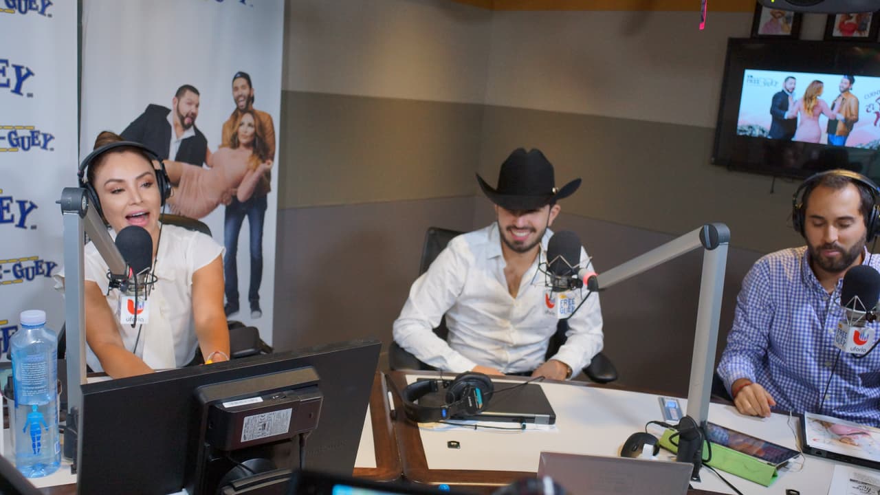 Joss Favela llegó con guitarra en mano a la cabina del Free-guey show y nos deleitó con su música.