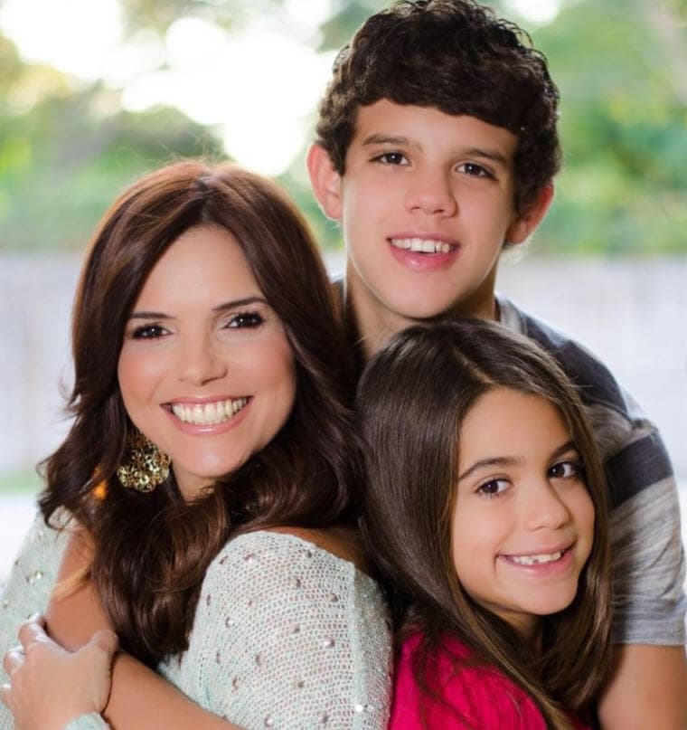 "Hoy viernes ya me dispongo a salir, se acuerdan que les comenté ayer de que estaba ayudando a mi hijo con la mudanza, ya se mudó ayer".
<br>