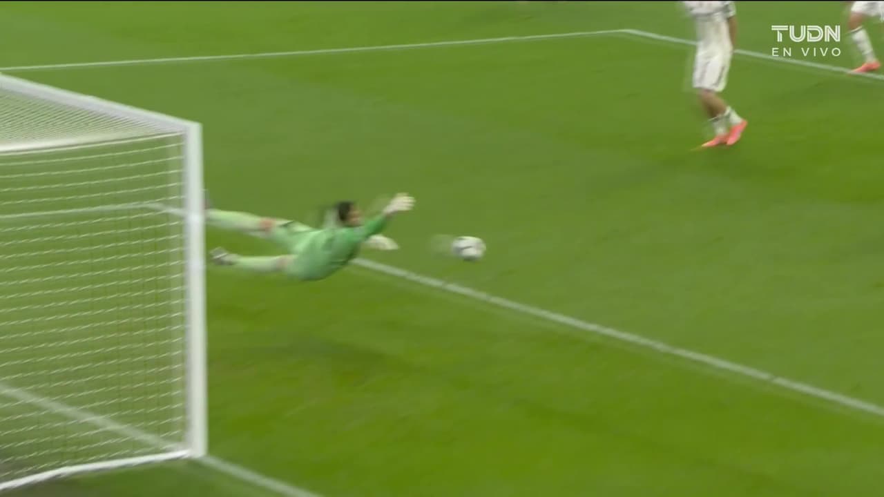 ¡Otra vez Courtois! ¡Vuela y le vuelve a quitar el gol a Szoboszlai!