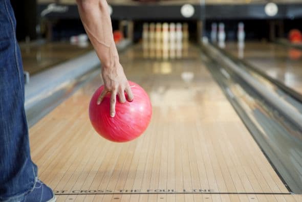 Verás que hay siete flechas sobre la pista, un poco más lejos del punto donde te paras para lanzar la bola.