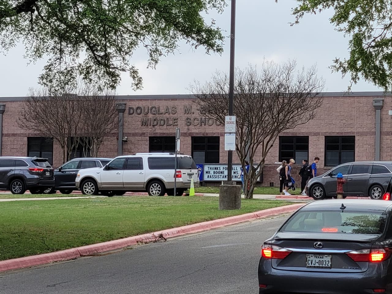 Arrestan a dos estudiantes de escuela de Georgetown tras incidente con otro menor 
