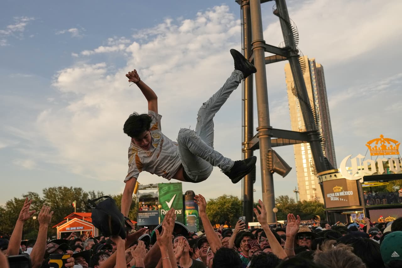 Un aficionado es lanzado al aire en la Fan Zone antes del partido de futbol de la Copa Mundial entre México y Corea del Sur en Monterrey, México, el jueves 18 de junio de 2026.